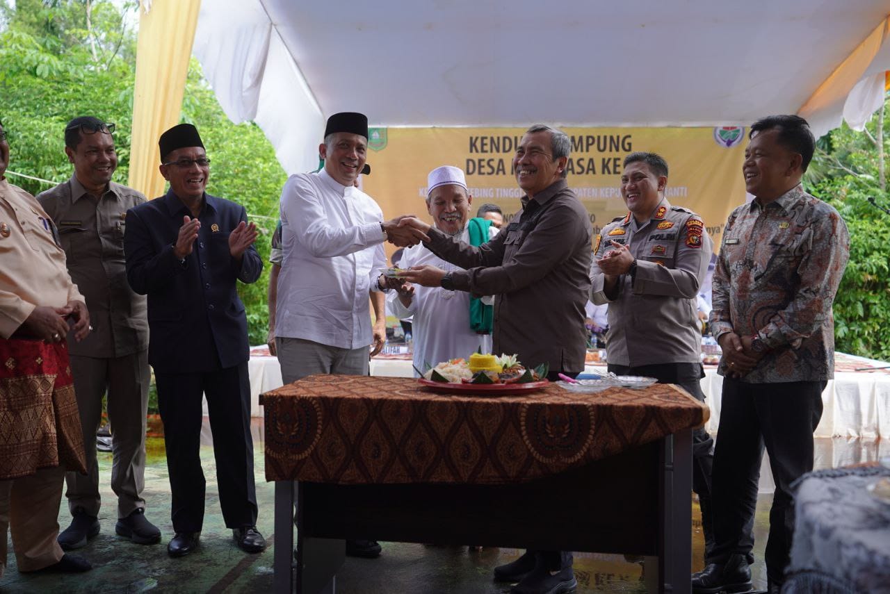 Gubri Syamsuar-Bupati Adil Potong Tumpeng Bersama di Kenduri Desa Mantiasa