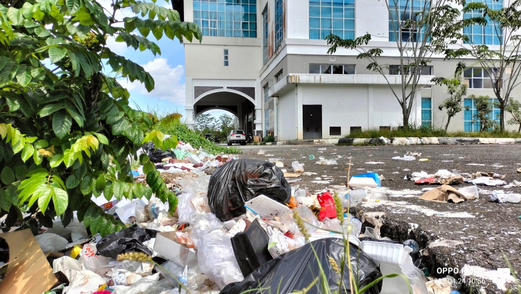 Warga Kritik Tajam, Sampah Berserakan Disekitar Gedung OPD Kantor Walikota Pekanbaru