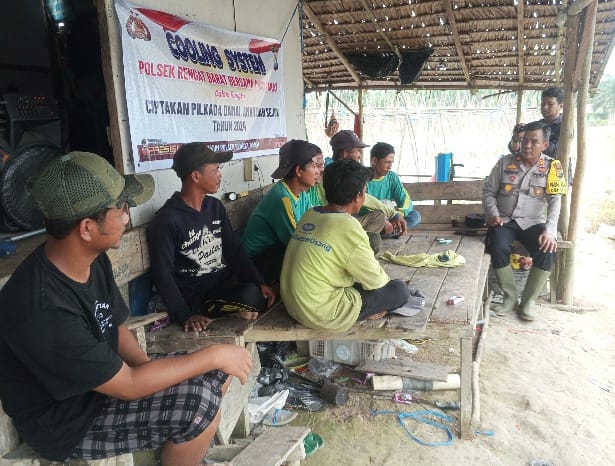 Wujudkan Pilkada Damai, Kapolsek Rengat Barat Bersama Poktan Gelar Cooling System