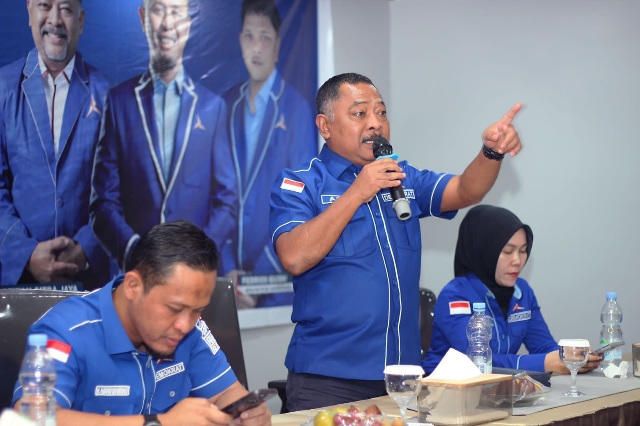 Agung Nugroho Antar Langsung Almarhum Sekjen DPD Demokrat Riau ke Tempat Peristirahatan Terakhir di Rengat