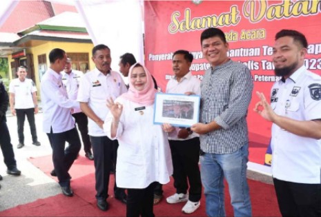 Tingkatkan Perekonomian Masyarakat, Bupati Kasmarni Serahkan Bantuan Ternak