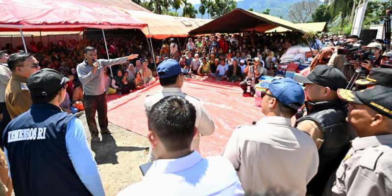 Prabowo Dengarkan Keluhan Pengungsi di Posko Banjir Aceh