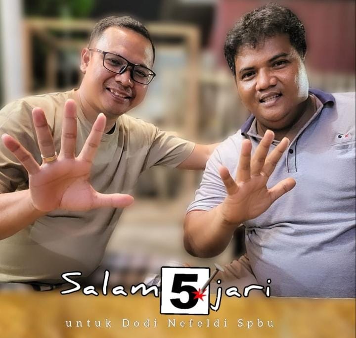 Ketua JMSI Inhu Hotli Maruli Sirait dan Dodi Nefeldi SPBU saat memberikan salam 5 jari