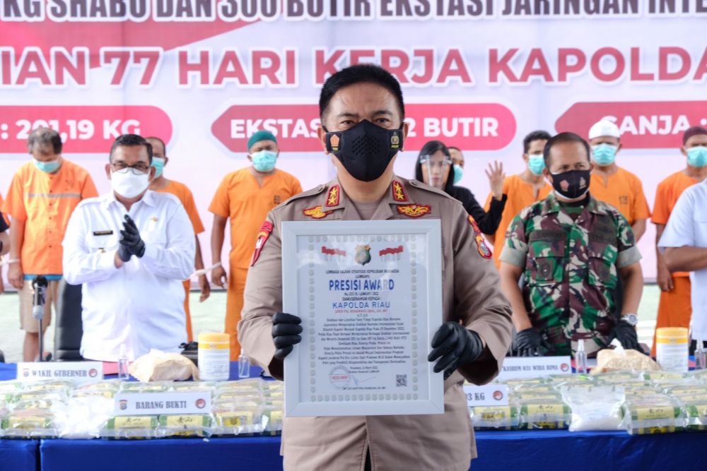 LEMKAPI Serahkan Penghargaan Presisi Award 77 Hari Kerja Kapolda Riau