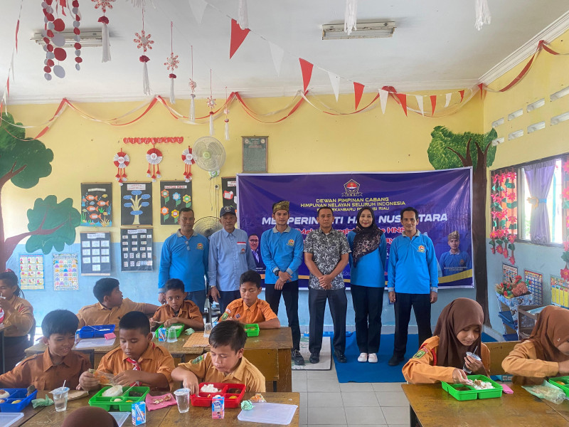 Penuhi Asupan Gizi Anak Nelayan, HNSI Pekanbaru Gelar Makan Siang Bergizi Gratis Plus Susu di SDN 016 Okura