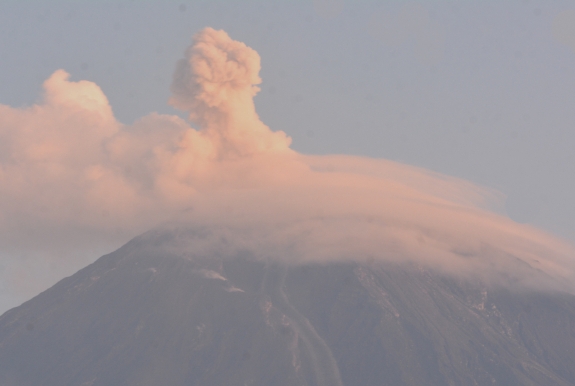 Semeru Masih Erupsi, Awan Panas Guguran Meluncur Hingga 7 Kilometer
