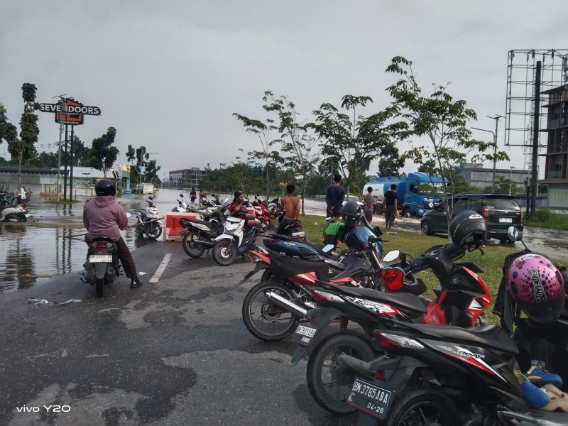 Banjir Kembali Rendam Jalan Sudirman Menuju Rumbai, Warga Minta Wako Agung Nugroho Cari Solusi