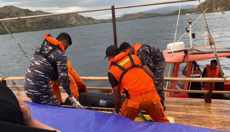 Sebuah Kapal Wisata dengan Delapan Penumpang Tenggelam di Labuan Bajo