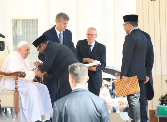 Menag Yaqut Cholil bertemu Paus Fransiskus Sampaikan Undangan dari Presiden Jokowi