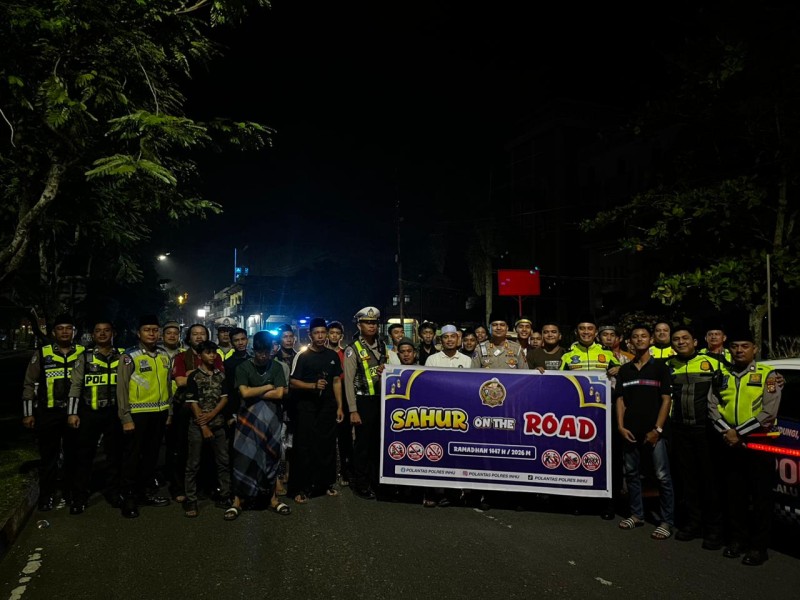 Humanis dan Penuh Kepedulian, Satlantas Polres Indragiri Hulu Sahur Bersama Pengguna Jalan di Rengat
