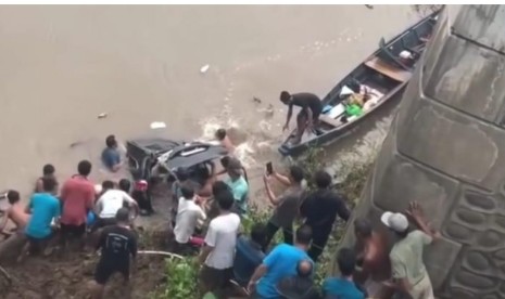 Mobil Travel Terjun ke Sungai, 4 Orang Tewas