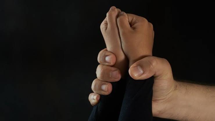 Bejat! Ibu Kandung Paksa Anaknya Jadi Tukang Parkir dan Disilet
