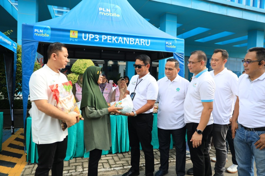 PLN Hadirkan Terang Berkah Ramadan dengan Bazar Murah dan 1.000 Paket Sembako di Pekanbaru