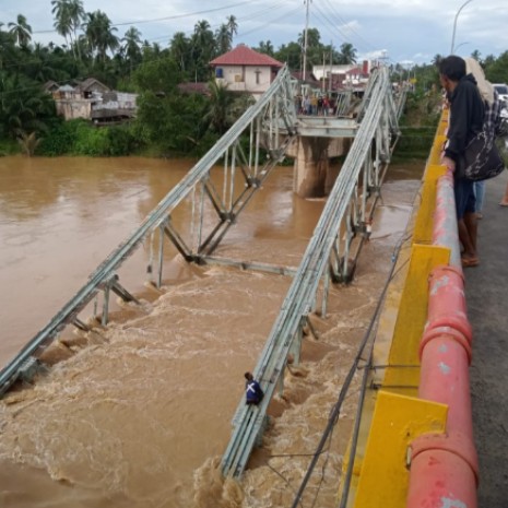 Bongkar Jembatan Lubukjambi, 3 Pekerja Jatuh ke Sungai Kuantan dan Satu Alami Patah Tulang