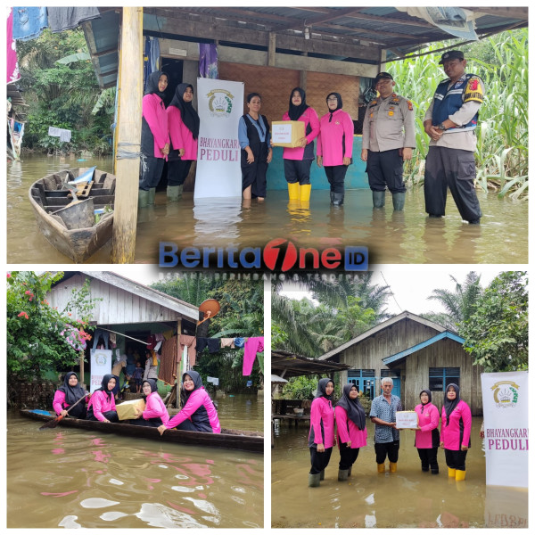 Susuri Banjir, Kapolsek Lirik dan Ketua Bhayangkari Sampaikan Pemilu Damai dan Bansos