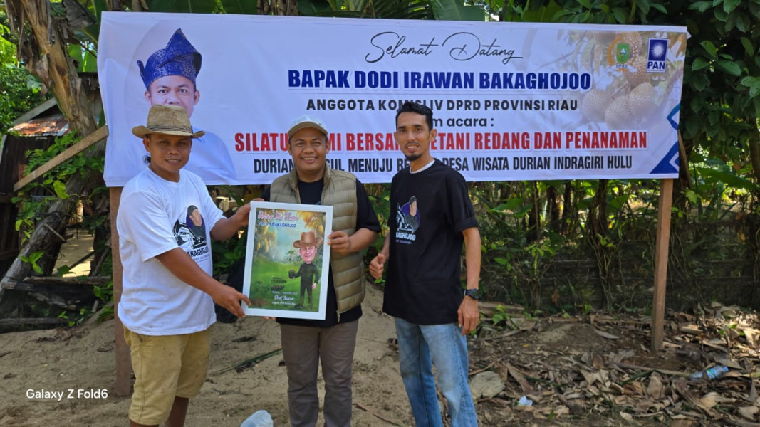 Dodi Irawan Bakaghojoo Bermalam Dan Menanam Bibit Durian Di Desa Redang
