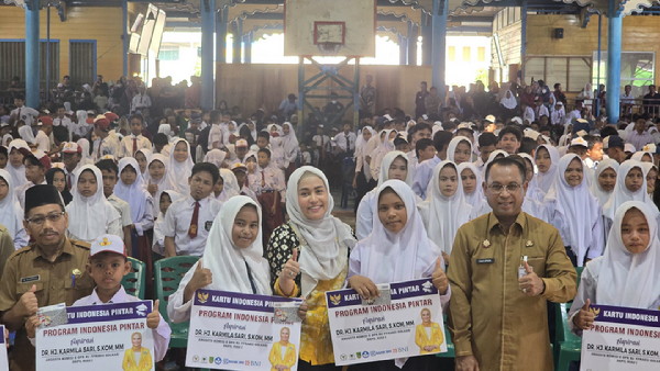 Sebanyak 12.000 Siswa Rokan Hilir Terima Beasiswa PIP dari Anggota DPR RI Karmila Sari