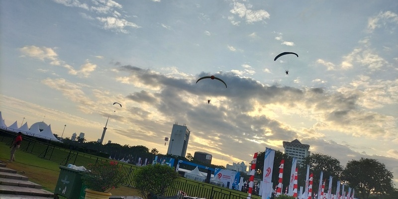 Atraksi Motor Layang Hiasi Langit Monas di HUT Bhayangkara ke-79