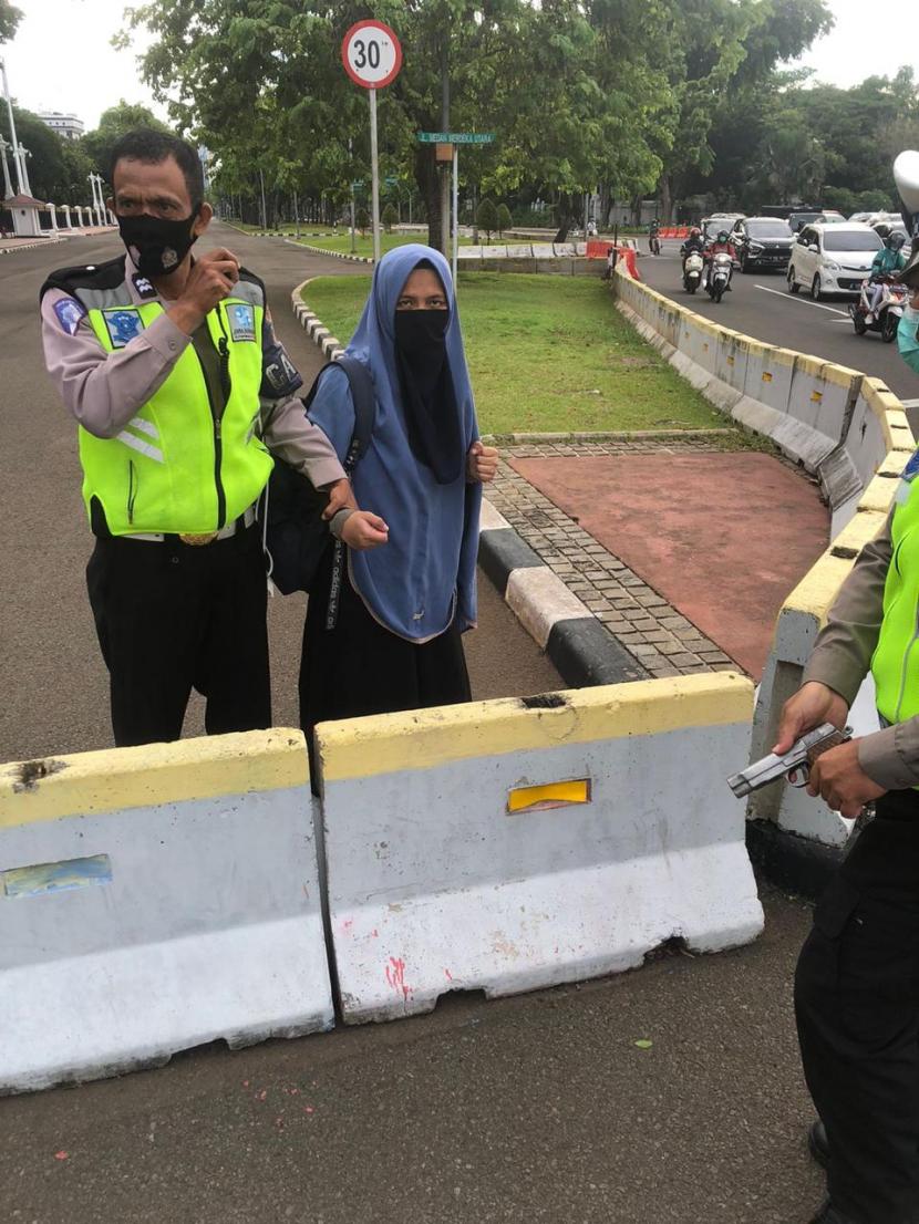 Kronologi Perempuan Dekati Istana Kepresidenan Membawa Senpi Jenis FN