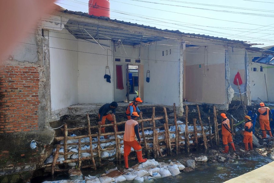 Dua Kontrakan di Ciracas Longsor, Warga Sebut akibat Gempa dan Proyek turap