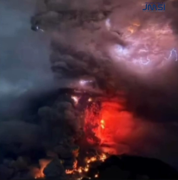 Erupsi Gunung Ruang Muntahkan Abu Vulkanik Setinggi 3 Meter