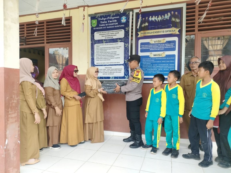 Kasat Reskrim Polres Inhu Buktikan Kepedulian Sosial Lewat Donasi Alat Musik ke SDN 017