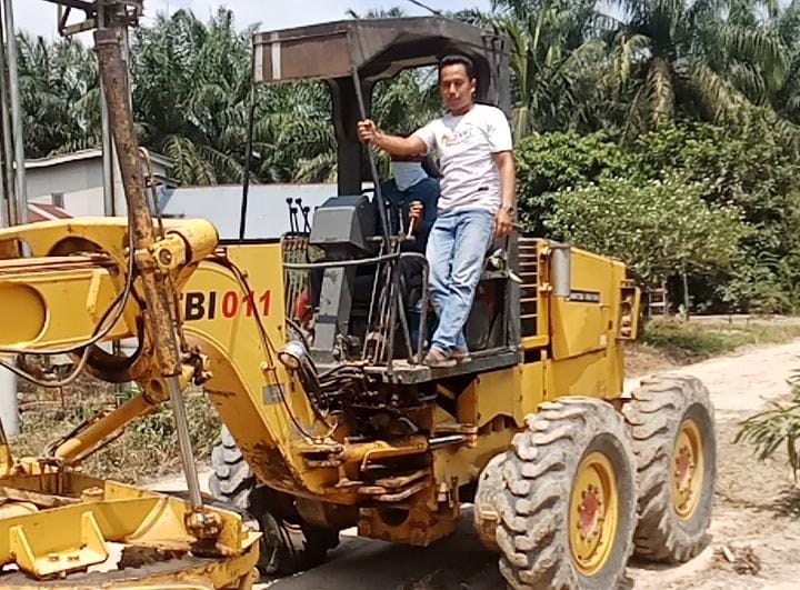 Peduli Akses Warga, PT PAS Mitra Agrinas Kembali Perbaiki Jalan Desa Danau Rambai
