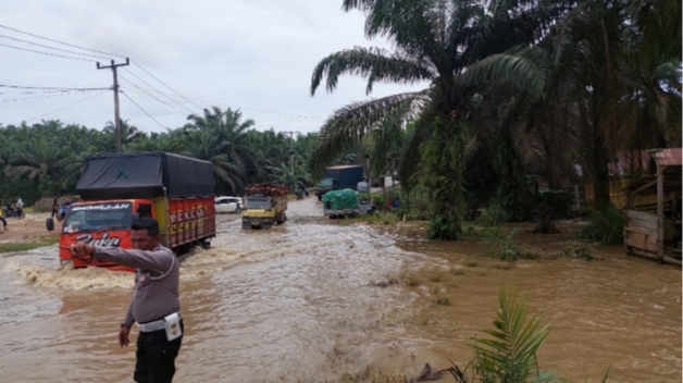 Banjir Disejumlah Titik, Polsek Batang Gansal Imbau Pengendara Berhati-hati