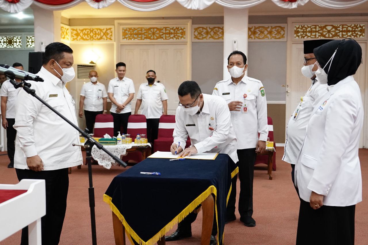 Sekda SF Hariyanto Lantik 70 Pejabat Fungsional Pemprov Riau