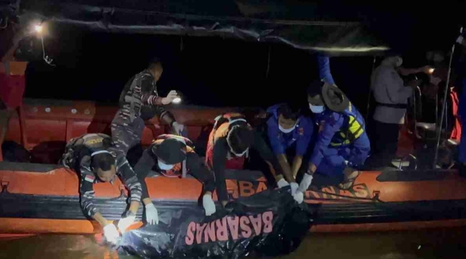 Tim Gabungan Berhasil Evakuasi Mayat Mr X yang Mengapung di Perairan Kepau Baru Kepulauan Meranti