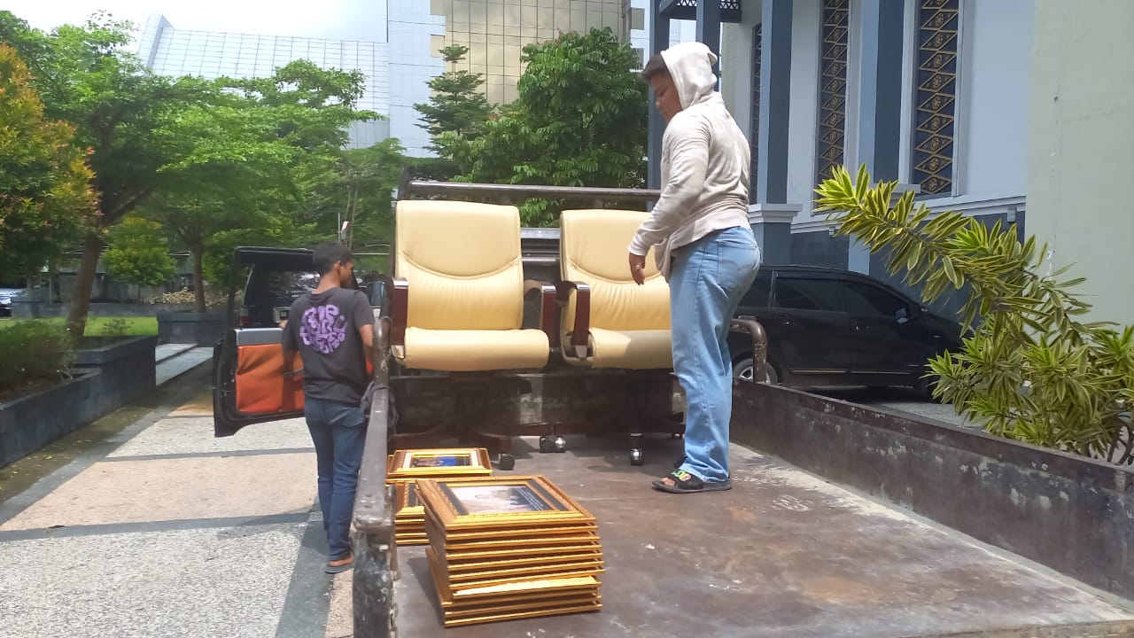 Tiga Tahun Belum Dibayar, Vendor Tarik Barang dari Kantor DPRD Kota Pekanbaru