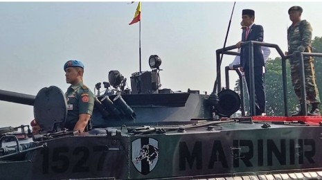Jokowi jadi Inspektur Upacara di HUT ke-78 TNI di Silang Monas