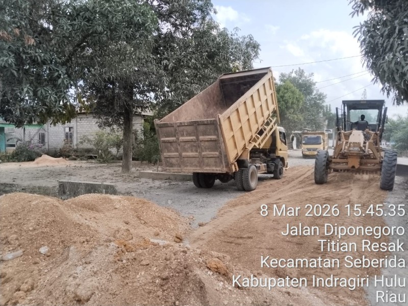 Inisiatif Mandiri Perbaiki Jalan Desa, Ketua DPRD Inhu Apresiasi dan Salurkan Bantuan Material