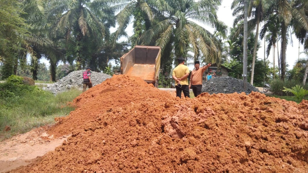 Ketua DPRD Inhu Pakai Dana Pribadi Perbaiki Jalan Putus di Petalongan