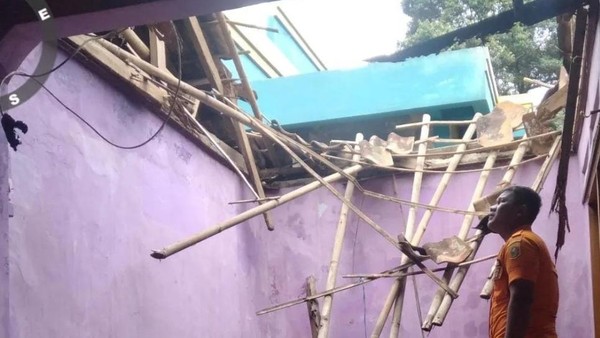 Hujan Deras Disertai Angin Kencang Terjang Bogor, Atap Rumah Warga Hancur