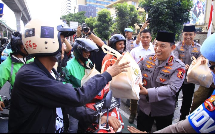 Bagi Takjil Kepada Pengguna Jalan, Kapolri Disambut Antusias Masyarakat