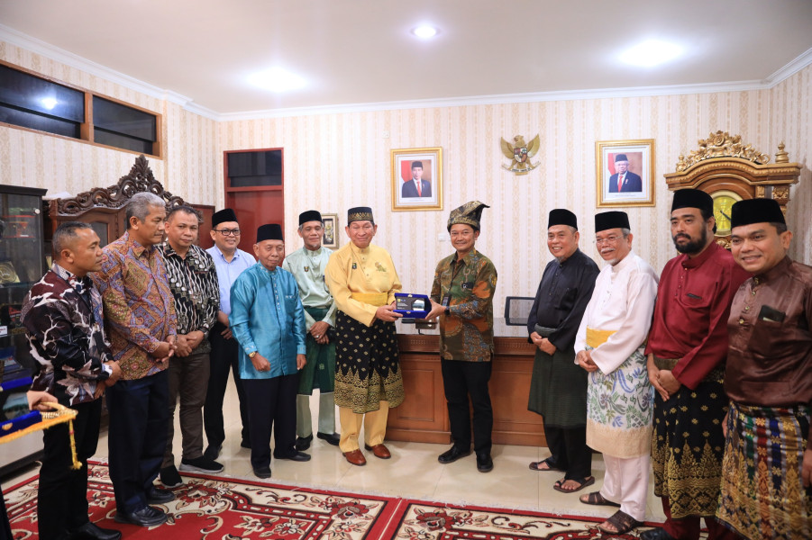 GM PLN UIDRKR Silaturahmi dengan Ketua Lembaga Adat Melayu Riau