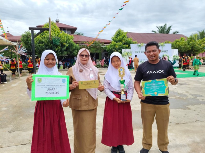Gerak Jalan Variasi HUT SMP 2 Rengat, SDN 019 Kampung Dagang Raih Juara 1
