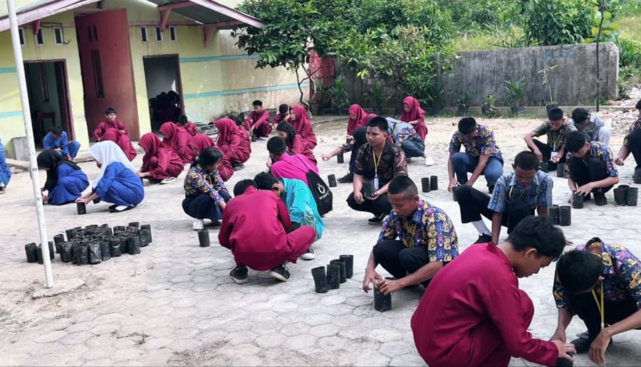 Penutupan MPLS  SMK Arsya Ganeeta Indonesia, Puluhan Siswa Diajar Tanam Bibit Sawit