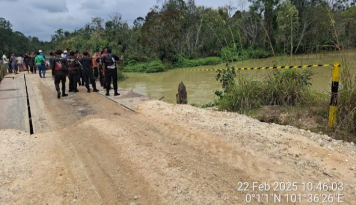 Mobil Karyawan Akasia Terjun ke Sungai di Pelalawan, 3 Balita Tewas-12 Hilang