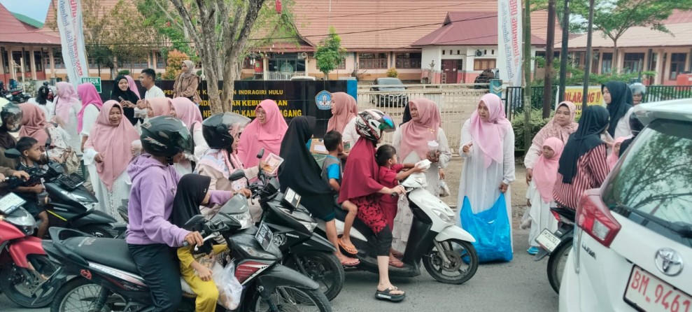 Semangat Berbagi di Bulan Ramadhan, SDN 019 Kampung Dagang Bagikan 500 Takjil untuk Warga