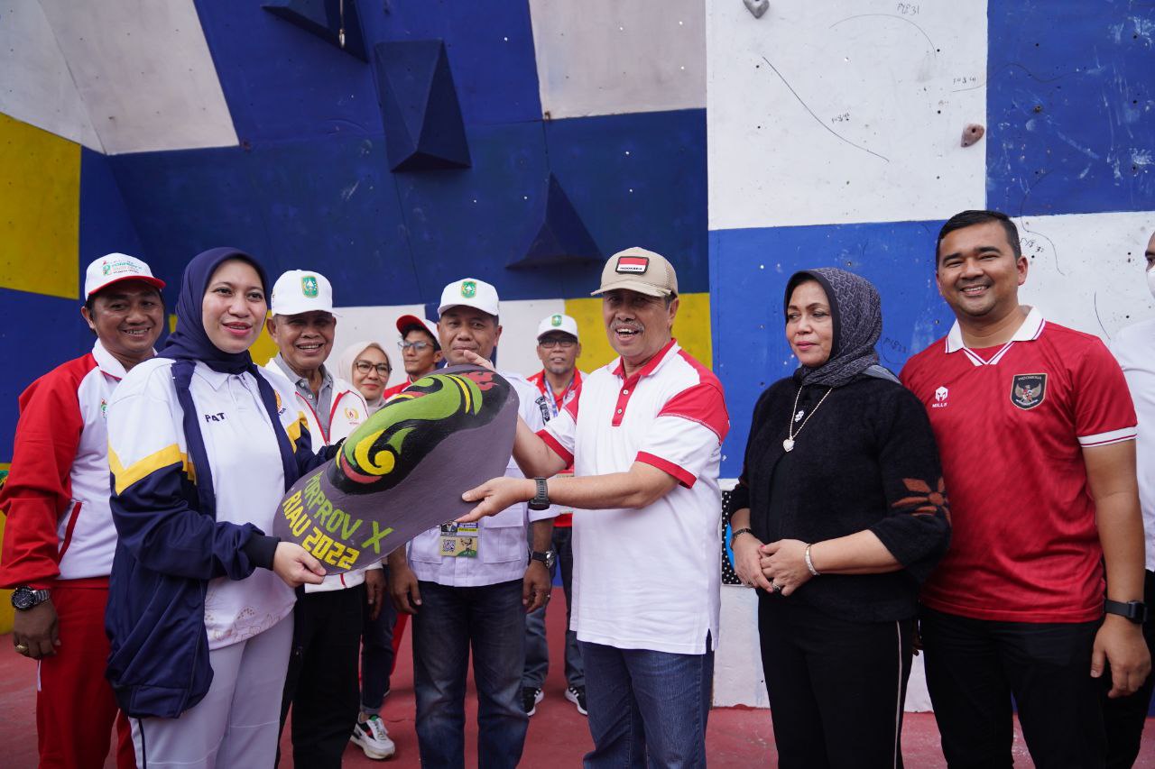 Cabor Panjat Tebing Resmi Dibuka Gubri Syamsuar