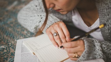 Yuk, Intip Kepribadian Seseorang Berdasarkan Jenis Tulisan Tangan