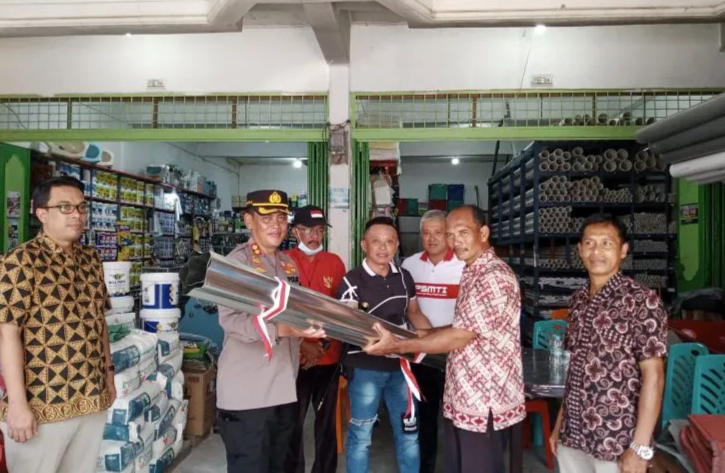 Polres Inhil Bantu Korban Longsor di Desa Simpang Tiga Enok