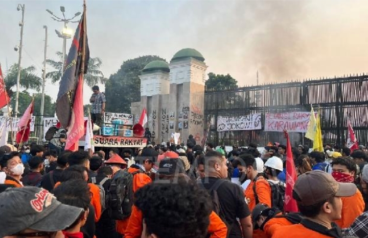 Mahasiswa Masih Terus Menggelar Demonstrasi Depan Gedung DPR