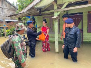Batang Gangsal Inhu Dikurung Banjir, Petugas TNI Polri Bantu Warga