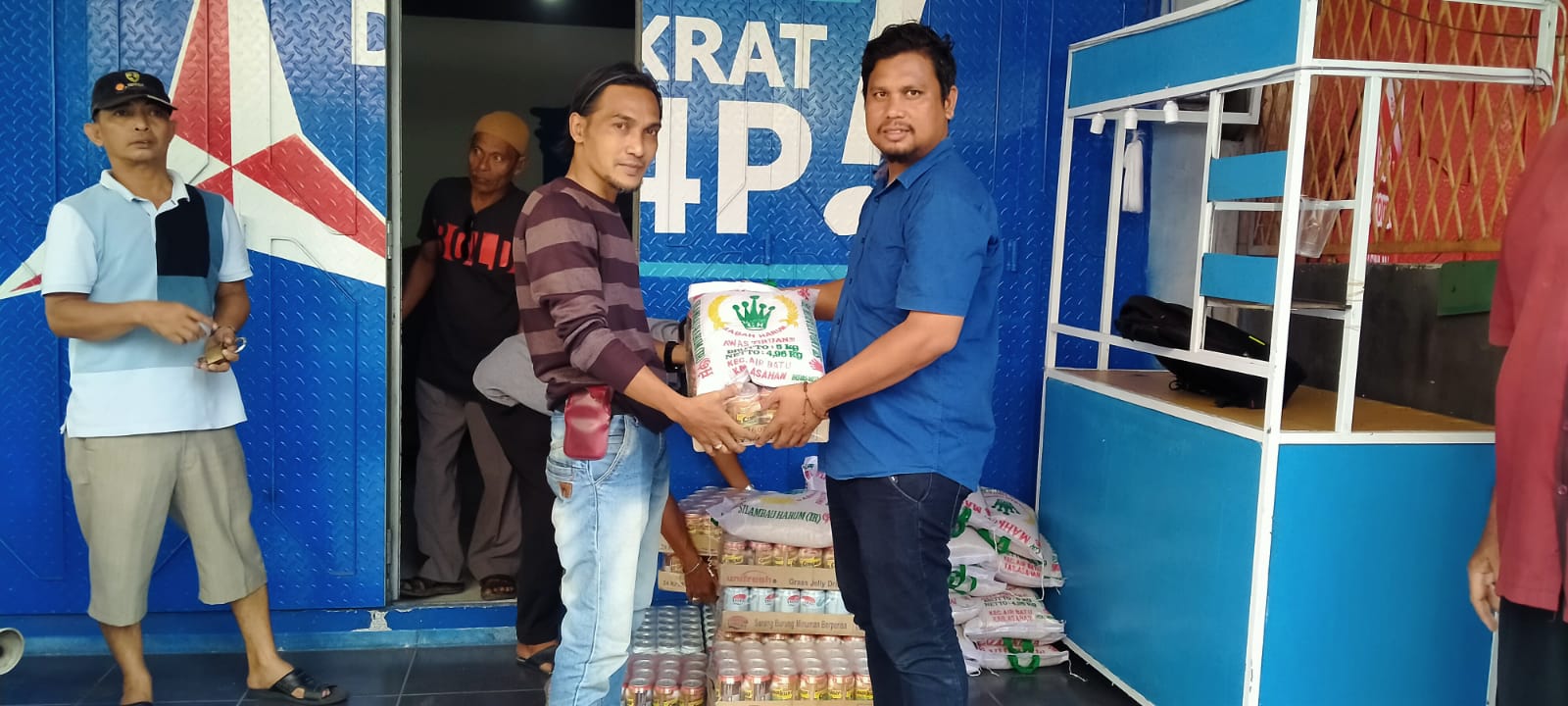 Pasukan Adat Gagak Hitam Rohil Peduli Serahkan Paket Sembako untuk Pengurus JMSI Rohil