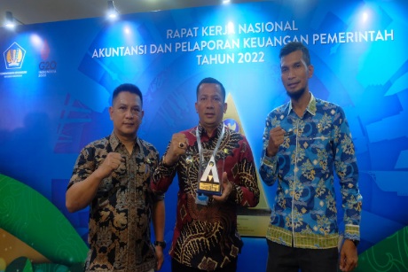 Sri Mulyani Beri Penghargaan Meranti
