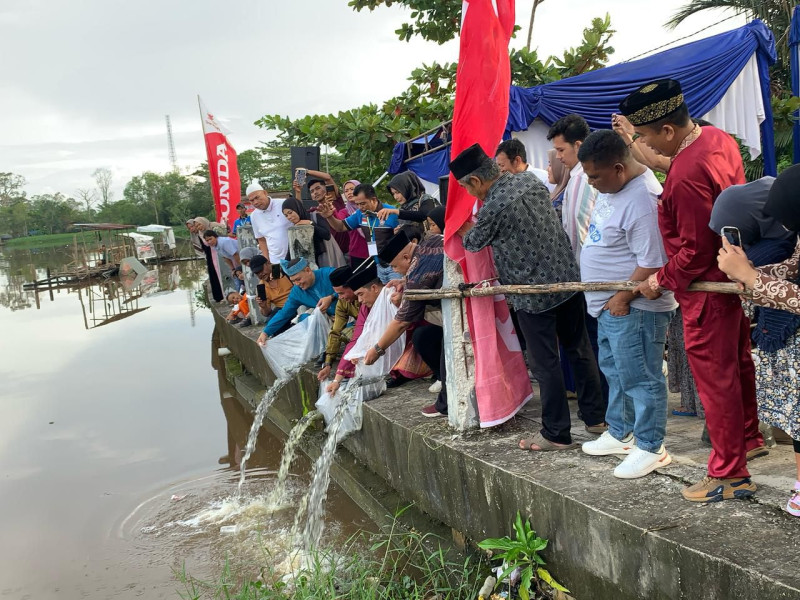 Ramadan 2025, GMR Mengangkat Tradisi Budaya Melayu, Melepas 50 Ribu Ikan Patin di Sungai Siak