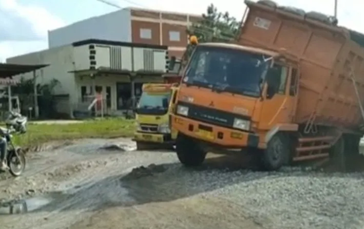 Truk Tonase Berat Picu Kerusakan Jalan di Inhu